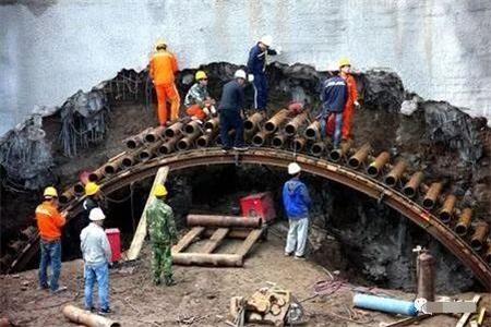 新野隧道钢花管支护案例